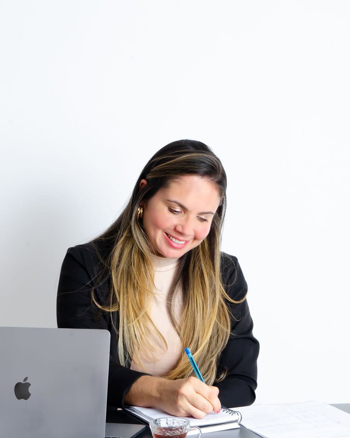 Consultora da AN Solutions anotando ideias em um caderno