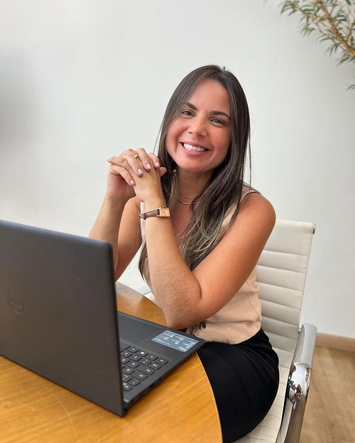 Consultora da AN Solutions em ambiente de trabalho, refletindo sobre um processo em andamento